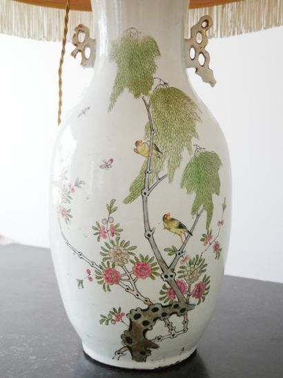 null CHINE - XXème
Vase monté en lampe à décor d'arbres fleuris 
Vers 1900

(état...