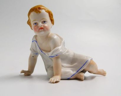 null Lot en porcelaine et faïence comprenant : 
- une statuette d'enfant en biscuit...
