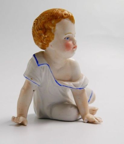null Lot en porcelaine et faïence comprenant : 
- une statuette d'enfant en biscuit...