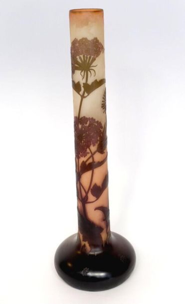 null Etablissements GALLE
Très grand vase oignon en verre multicouche à décor dégagé...