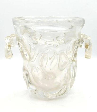 null Cristal J-B France, 
Vase en cristal de forme libre à deux anses latérales 
H....