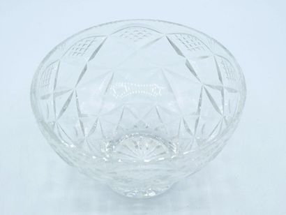 null Grand bol en cristal taillé 
H. : 12.5 cm 
Diam : 20 cm 

[Retrait du lot à...