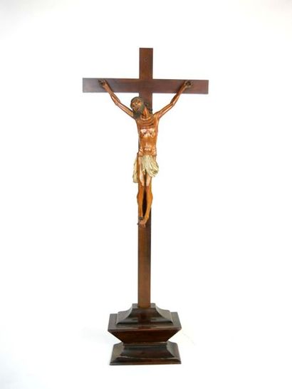 null Christ en croix

Sculpture en bois patiné et rehaussé, la tête du christ inclinée...