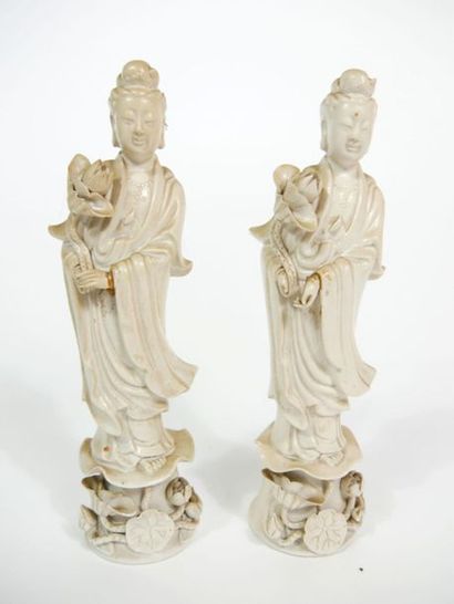 null CHINE - XXe siècle

Deux statuettes de guanyin debout tenant une tige de lotus...
