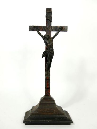null Crucifix in veneered wood, the Christ in bronze with a brown patina, the head...