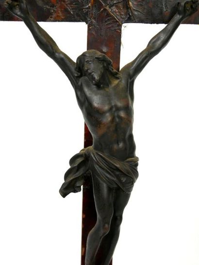 null Crucifix en bois plaqué, le Christ en bronze à patine brune, la tête renversée...
