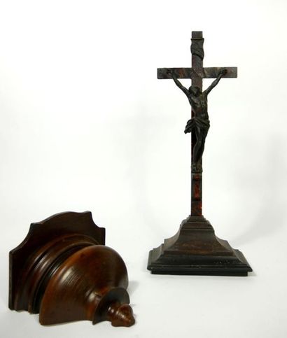 null Crucifix en bois plaqué, le Christ en bronze à patine brune, la tête renversée...