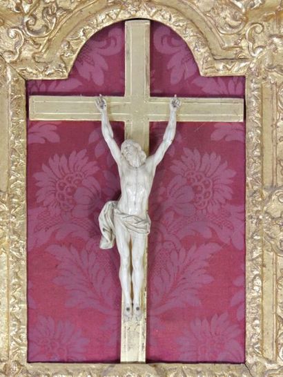 null Christ en croix en ivoire, l'encadrement en bois sculpté et redoré à décor de...
