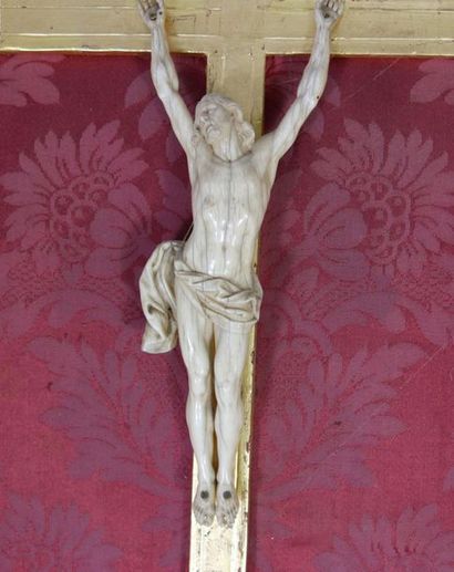 null Christ en croix en ivoire, l'encadrement en bois sculpté et redoré à décor de...