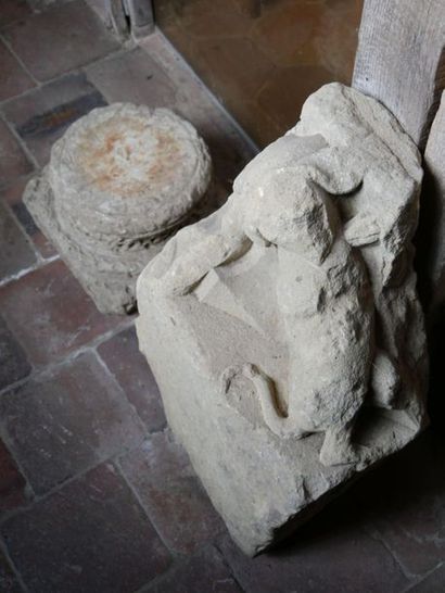 null Lot en pierre calcaire sculpté dont trois chapiteaux et une paire de colonnes...