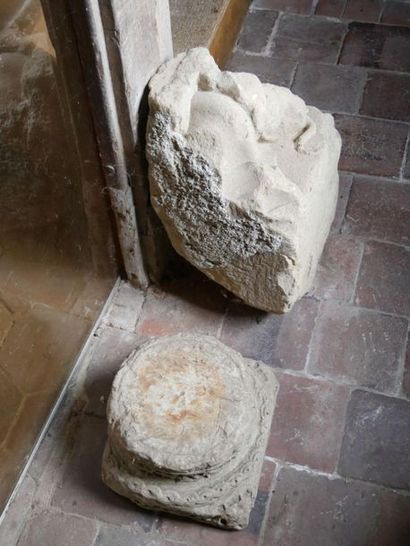 null Lot en pierre calcaire sculpté dont trois chapiteaux et une paire de colonnes...