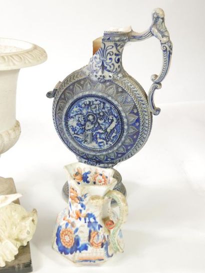 null Set of decorative ornaments comprising : 

- A Medici vase in white lacquered...