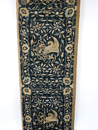 null Asia - 19th century

Large rectangular curtain with plant and dragon decoration...
