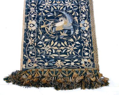 null Asia - 19th century

Large rectangular curtain with plant and dragon decoration...