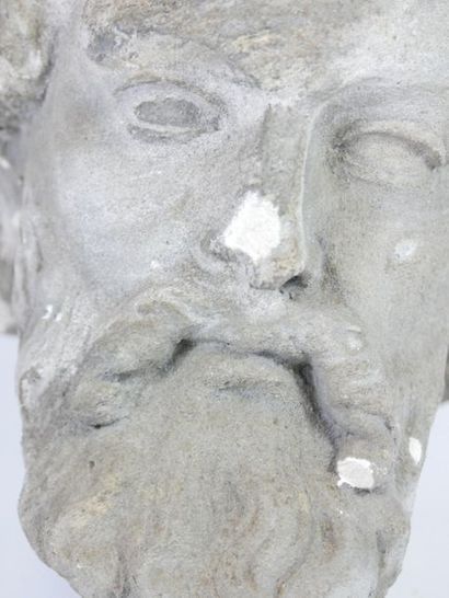 null Carved limestone head.

H: 24 cm



(Accidents).



[Removal from storage in...