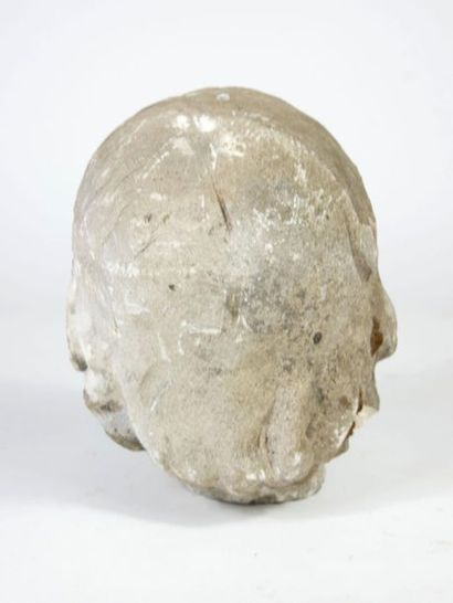 null Carved limestone head.

H: 24 cm



(Accidents).



[Removal from storage in...