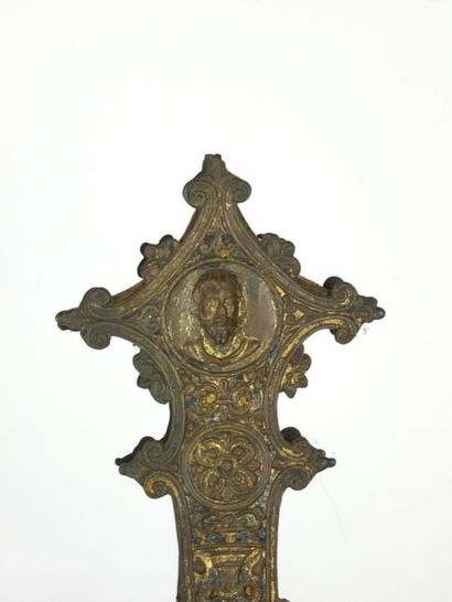 null Crucifix reliquaire d'autel 

Style néo-gothique 



[Retrait garde-meubles...