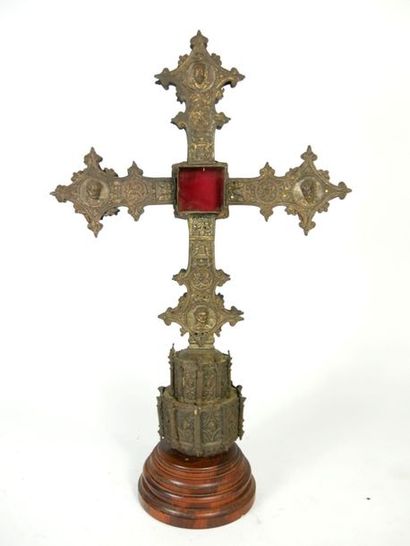 null Crucifix reliquaire d'autel 

Style néo-gothique 



[Retrait garde-meubles...