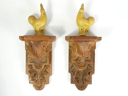 null Pair of carved wood sconces with shell decoration.

Composed of antique elements.

34...