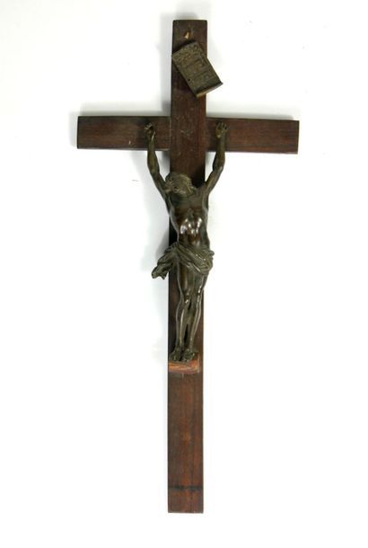 null Crucifix composé d'un Christ en bronze à patine brune, la tête renversée vers...