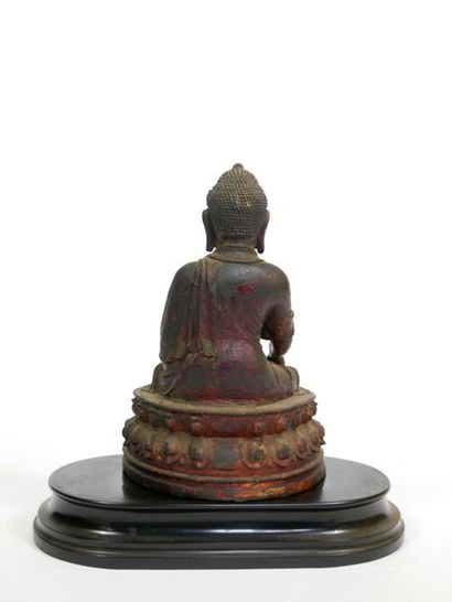 null CHINA - MING Era (1368 - 1644)

Bronze statuette with brown patina with traces...
