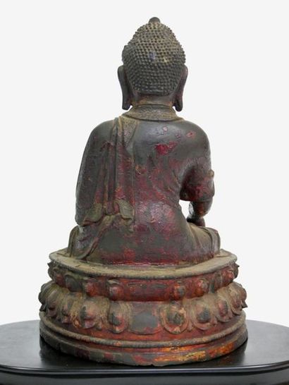 null CHINA - MING Era (1368 - 1644)

Bronze statuette with brown patina with traces...