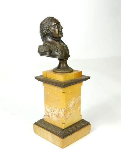 null Buste Louis XVIII en bronze à patine brune sur un socle triangulaire en marbre...
