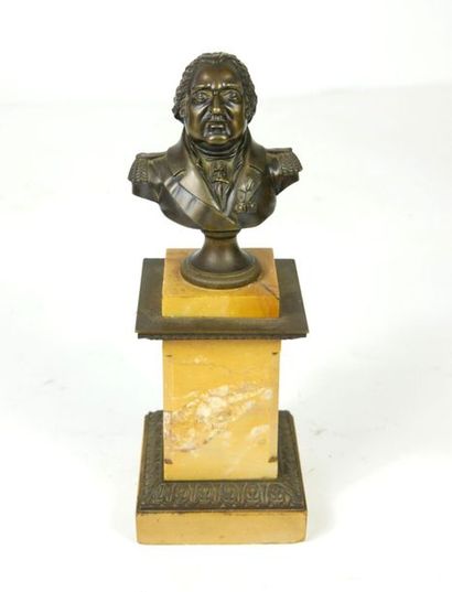 null Bronze Louis XVIII bust with brown patina on a triangular marble base 

H. :...