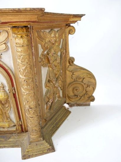 null Tabernacle en bois sculpté, laqué gris et redoré.

Epoque XVIIIe siècle.

53...