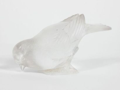 null R. LALIQUE France, 

Pair of sparrows

Two signed pressed moulded glass proofs.

H:...