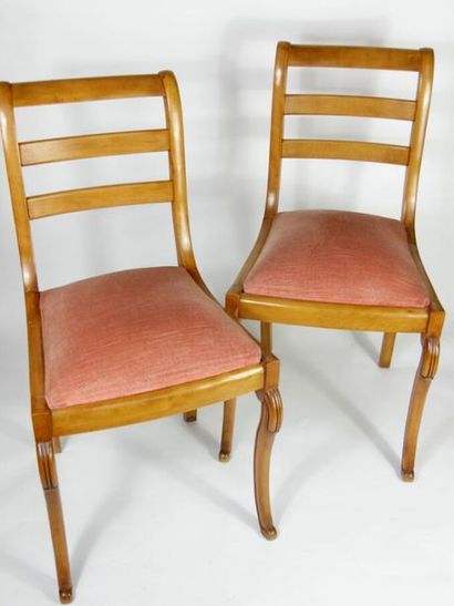 null Lot de trois chaises à dossier barrettes, l'une en acajou, les deux autres formant...