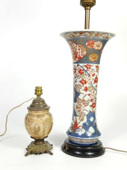 null JAPON,

Vase cornet en porcelaine à décor polychrome et or dit Imari.

Période...