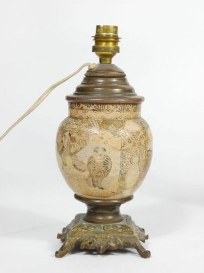 null JAPON,

Vase cornet en porcelaine à décor polychrome et or dit Imari.

Période...
