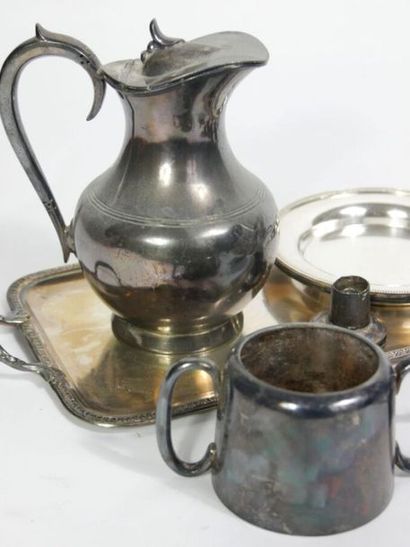 null Set in silver plated metal including a tray, an egg cup, egg cups...



State...