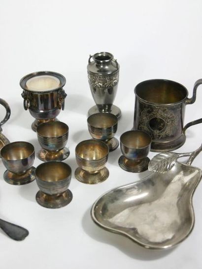 null Set in silver plated metal including a tray, an egg cup, egg cups...



State...