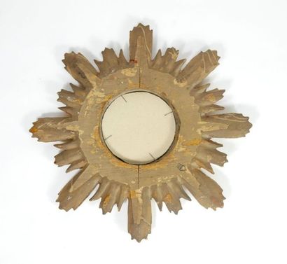 null Miroir circulaire, l'encadrement en bois doré imitant les rayons du soleil.

XXe...