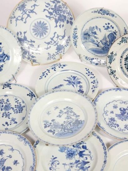 null CHINE,

Lot en porcelaine à décor en camaïeu bleu comprenant un grand plat et...