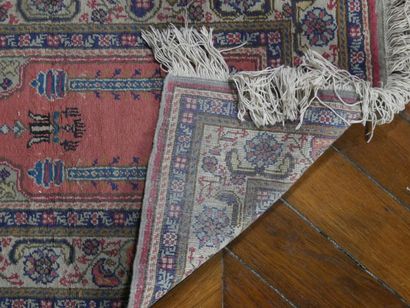 null Anatolian prayer rug, 

Decoration of a mihrab with its lamp and two columns...