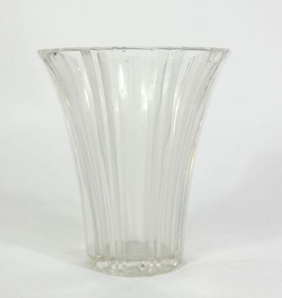 null Vase en cristal taillé de forme cornet
H. : 20 cm 

Éclats, manques


[Retrait...