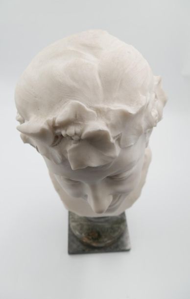 null D'après Jean-Baptiste CARPEAUX (1827-1875) 
Buste de bacchante
Sculpture en...