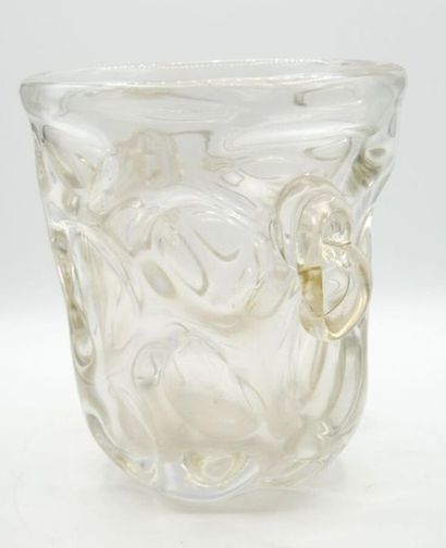 null Cristal J-B France, 
Vase en cristal de forme libre à deux anses latérales 
H....