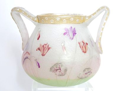null DAUM NANCY, 
Vase boule en verre multicouches à décor floral dégagé à l'acide...