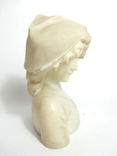 null A. GEMRAY (XXème)
Buste en albâtre sculpté d'une jeune Lorraine 
Signé sur la...