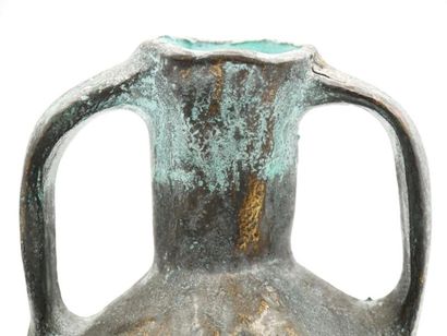 null Vase de forme balustre en bronze à patine à l'antique
Anses latérales 
H. :...