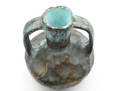 null Vase de forme balustre en bronze à patine à l'antique
Anses latérales 
H. :...