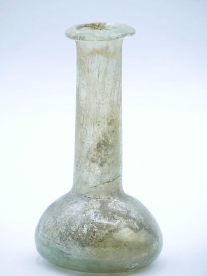 null 3 vases en verre à l'antique comprenant : 
- un vase à long col à décor aux...