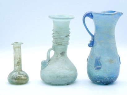 null 3 vases en verre à l'antique comprenant : 
- un vase à long col à décor aux...