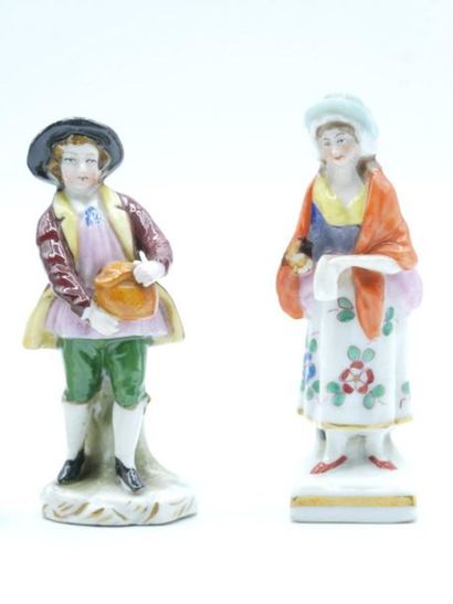 null Ensemble de quatre petites figurines en porcelaine polychrome dont une de la...