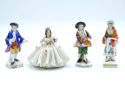 null Ensemble de quatre petites figurines en porcelaine polychrome dont une de la...
