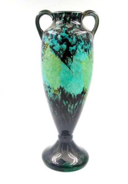 null DAUM Nancy : 
Vase balustre en verre multicouche marbré dans les tons bleu-violet,...